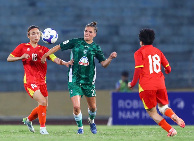 ĐT nữ Việt Nam (đỏ) tích lũy nhiều bài học ở trận gặp Werder Bremen (Ảnh: VNN)