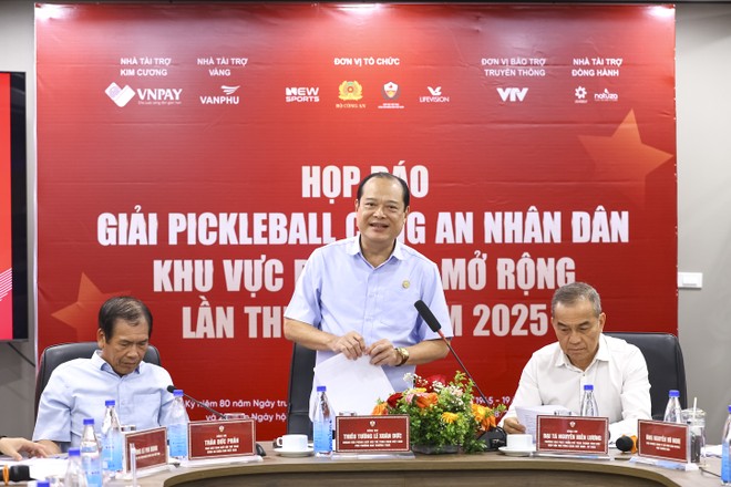 Thiếu tướng Lê Xuân Đức, Chánh VP Hiệp hội Thể thao CAND phát biểu tại họp báo