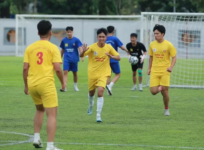 THPT Yên Hòa là đội đầu tiên trong các bảng có 4 đội giành vé đi tiếp sớm 1 vòng