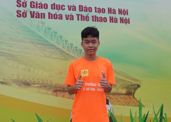 Thế Phúc là người ghi bàn quyết định cho trường Lê Quý Đôn Thế Phúc là người ghi bàn quyết định cho trường Lê Quý Đôn