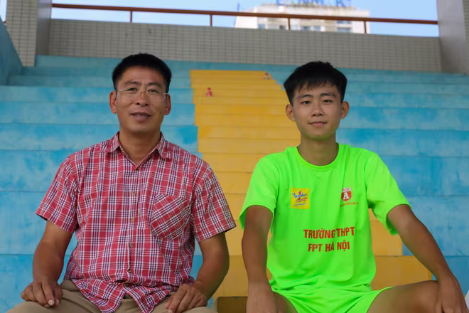Chú Phạm Ngọc Thảo cùng con trai là cầu thủ THPT FPT Hà Nội