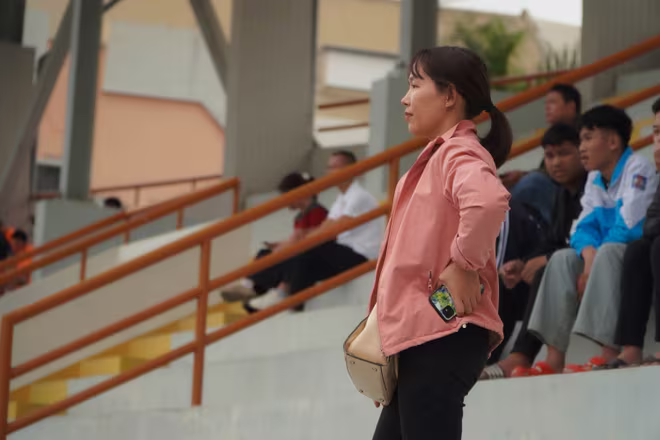 Sự đồng hành từ những cổ động viên lớn tuổi tạo nên ý nghĩa của giải đấu học sinh