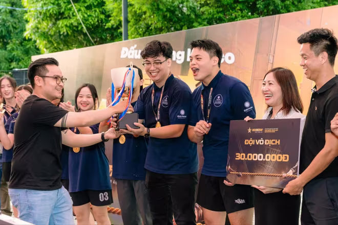 Sinh viên Nam Khánh (Đại học Đại Nam) cùng các đồng đội ăn mừng chiến thắng