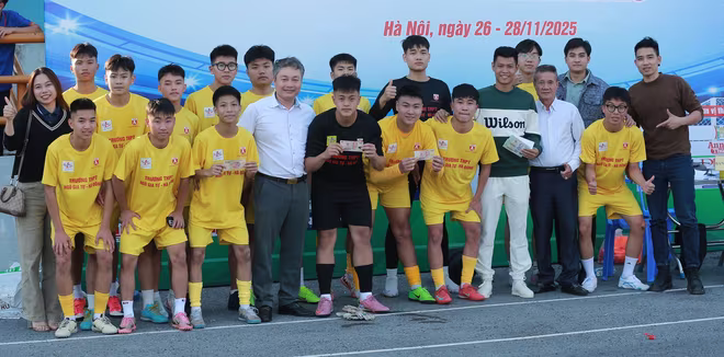 Nhà Quản lý - Thạc sĩ Phạm Khắc Quý thưởng nóng cho toàn đội THPT Ngô Gia Tự sau trận đấu thuyết phục