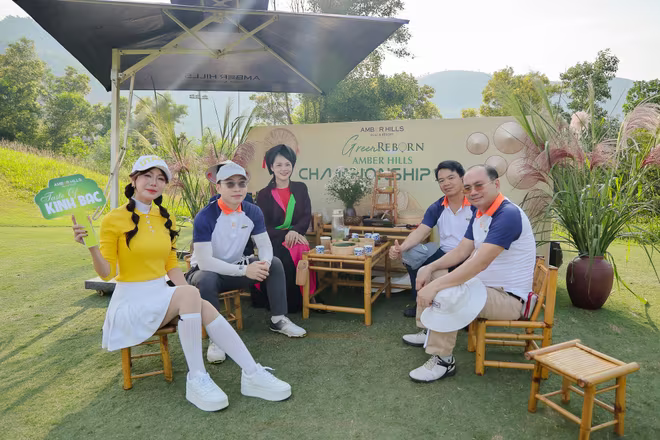 Các golfer được thưởng thức những món ăn truyền thống mang đậm hương vị xưa như bánh phu thê, bánh chả, kẹo lạc, kẹo dồi, cốm...