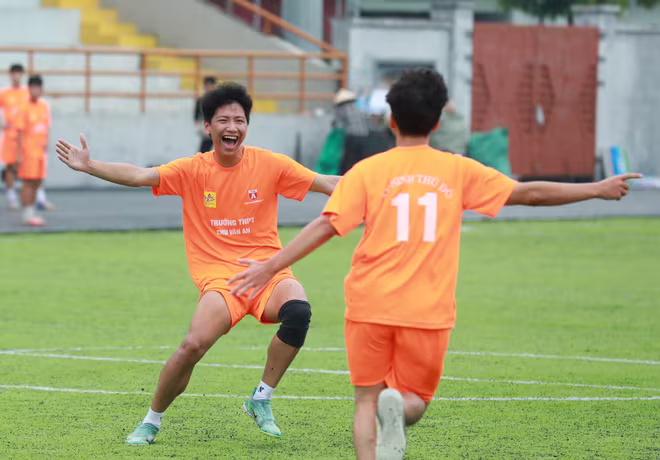 THPT Chu Văn An là nhà vô địch mùa đầu tiên, năm 2001