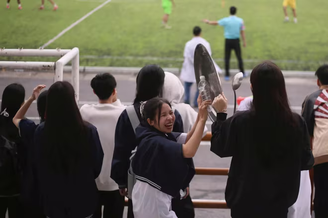 Nguyễn Thị Thuỳ Dương - nữ cổ động viên nhiệt huyết lần đầu tiên tham gia cổ vũ cho đội bóng trường THPT Tự Lập