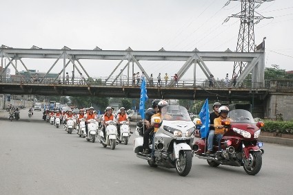 Dàn xe "khủng" cổ động đội mũ bảo hiểm đạt chuẩn ảnh 3 Dàn xe "khủng" cổ động đội mũ bảo hiểm đạt chuẩn ảnh 3