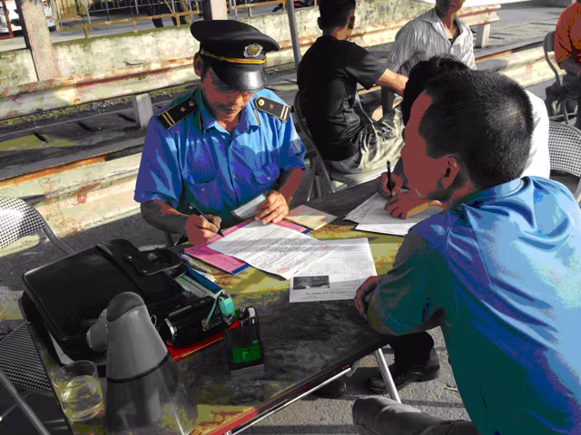 Bắt quả tang đoàn xe quá tải "né" trạm cân ảnh 1 Bắt quả tang đoàn xe quá tải "né" trạm cân ảnh 1