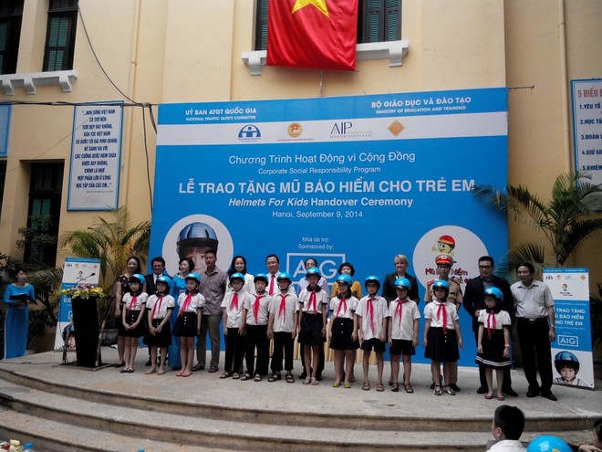 Trao tặng gần 2.000 mũ bảo hiểm cho học sinh ảnh 1 Trao tặng gần 2.000 mũ bảo hiểm cho học sinh ảnh 1