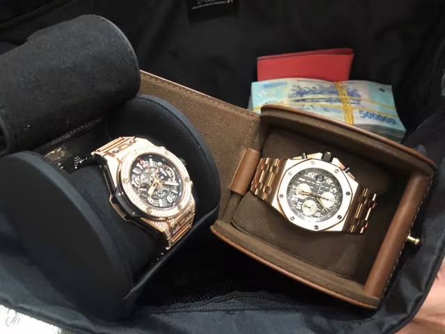 Nửa tỷ đồng và hai đồng hồ đắt tiền khách bỏ quên
