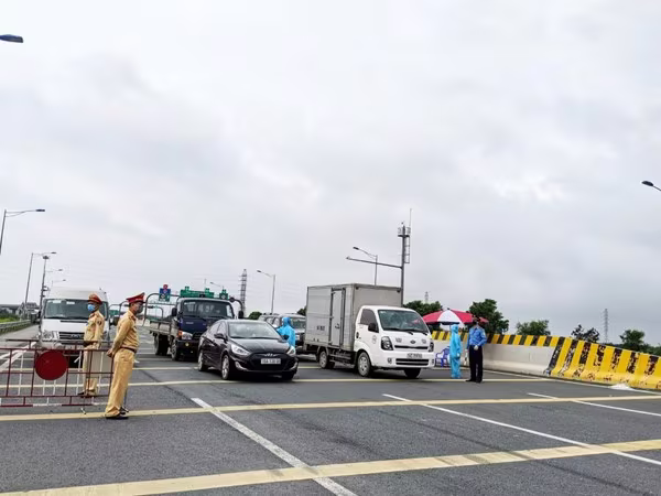 Hải Dương thực hiện phân luồng cho các phương tiện lưu thông qua TP từ hôm nay, 17/8 để tránh vùng tâm dịch Covid-19 Hải Dương thực hiện phân luồng cho các phương tiện lưu thông qua TP từ hôm nay, 17/8 để tránh vùng tâm dịch Covid-19