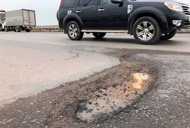 Mặt cầu Thăng Long hư hỏng, đang được đóng cầu để sửa chữa Mặt cầu Thăng Long hư hỏng, đang được đóng cầu để sửa chữa