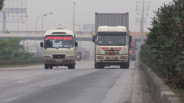 Lưu lượng phương tiện lớn, đường được khai thác từ lâu chưa tu sửa nên QL5 đã xuống cấp nghiêm trọng, gây mất ATGT Lưu lượng phương tiện lớn, đường được khai thác từ lâu chưa tu sửa nên QL5 đã xuống cấp nghiêm trọng, gây mất ATGT