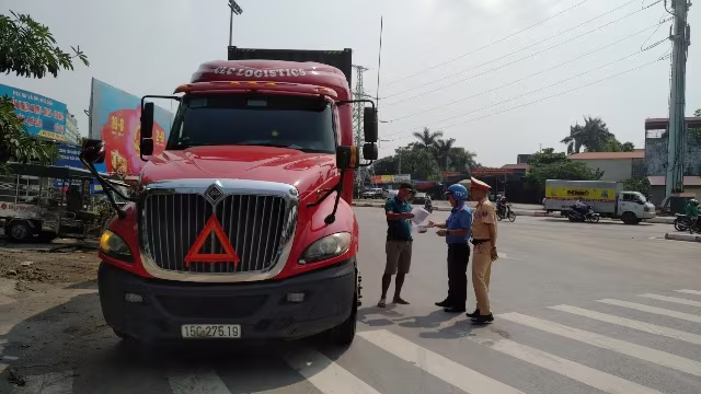 Lực lượng chức năng kiểm soát tải trọng xe trên các tuyến quốc lộ Lực lượng chức năng kiểm soát tải trọng xe trên các tuyến quốc lộ