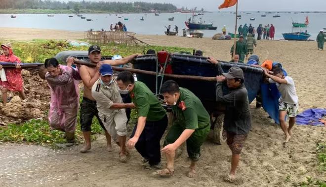 Công an TP Đà Nẵng hỗ trợ ngư dân đưa tàu thuyền về nơi an toàn trước khi bão số 5 đổ bộ (Ảnh BCĐ PCTT)