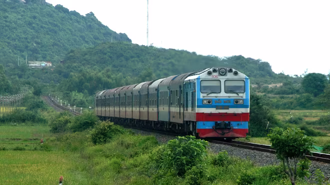 Đường sắt loay hoay xoay tiền để thay đầu máy, toa xe hết “đát” Đường sắt loay hoay xoay tiền để thay đầu máy, toa xe hết “đát”