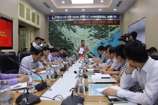 Bộ trưởng Bộ NN&PTNT Nguyễn Xuân Cường e ngại lũ chồng lũ tại miền Trung Bộ trưởng Bộ NN&PTNT Nguyễn Xuân Cường e ngại lũ chồng lũ tại miền Trung