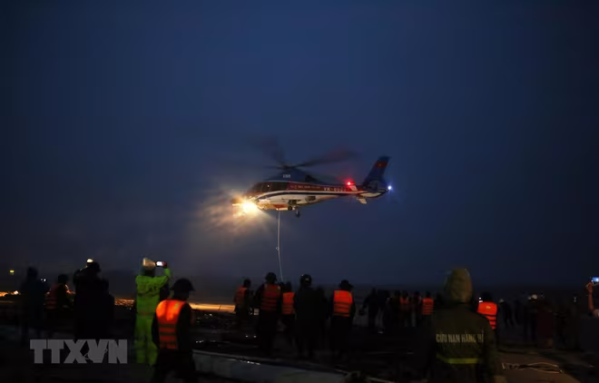 Trực thăng đã có mặt tại khu vực tàu Vietship 01 bị chìm