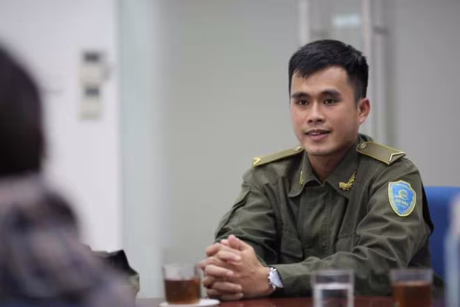 Nhân viên an ninh sân bay Nội Bài Nguyễn Thanh Phong, người phát hiện chiếc vali bỏ quên Nhân viên an ninh sân bay Nội Bài Nguyễn Thanh Phong, người phát hiện chiếc vali bỏ quên