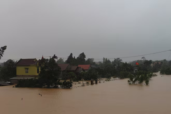 Nhiều nơi ở Quảng Trị tiếp tục ngập sâu trong nước lũ đặc biệt lớn