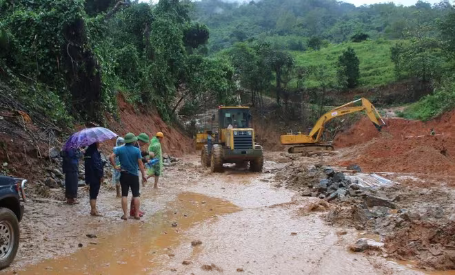 Đến ngày 22/10, nhiều tuyến quốc lộ vẫn chưa thể thông xe