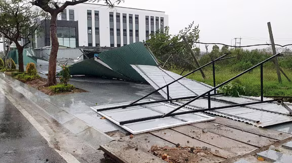 Bão số 9 thổi bay hàng loạt mái tôn, biển quảng cáo ở TP Tuy Hòa, Phú Yên