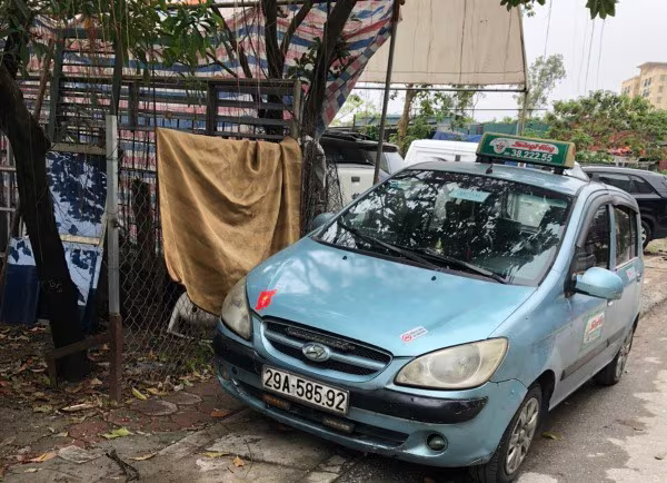 Chiếc xe taxi được chủ nhân gây tai nạn chết người ở Hoàng Liệt hồi tháng 3/2020 rồi bỏ trốn mang rửa sạch để xóa dấu vết Chiếc xe taxi được chủ nhân gây tai nạn chết người ở Hoàng Liệt hồi tháng 3/2020 rồi bỏ trốn mang rửa sạch để xóa dấu vết