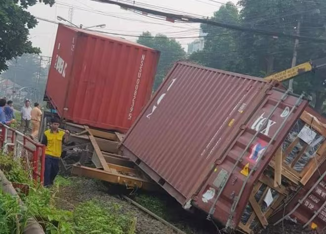 Hiện trường vụ tai nạn tàu hỏa đâm đứt rời xe container ở ga Dĩ An- Biên Hòa