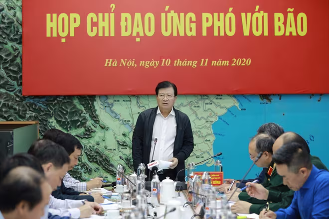 Phó Thủ tướng yêu cầu lưu ý hoàn lưu bão số 12 và lên phương án ứng phó bão mạnh số 13