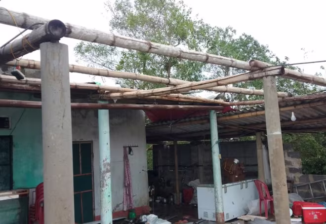 Nhiều nhà dân ở Quảng Bình bị tốc mái do bão số 13