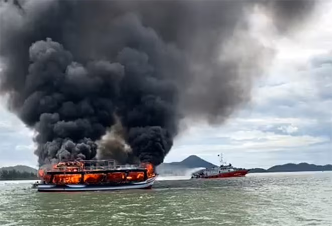 Chiếc tàu thủy đang chở khách thì bốc cháy giữa biển Cửa Đại Chiếc tàu thủy đang chở khách thì bốc cháy giữa biển Cửa Đại