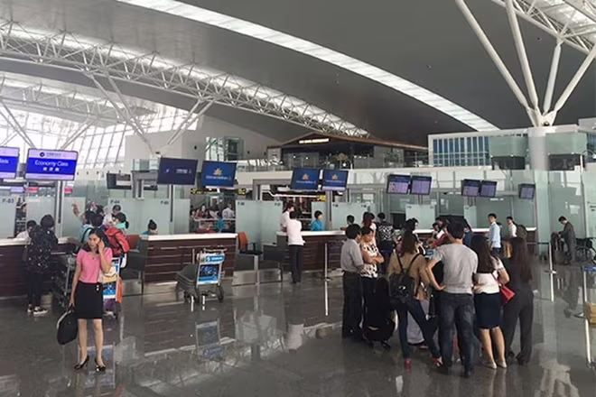 Tỷ lệ khách hủy vé máy bay tăng mạnh kể từ sau vụ việc tiếp viên hàng không làm lây lan dịch ra cộng đồng