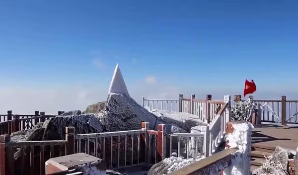 Bắc bộ đón đợt rét đậm rét hại đầu tiên, vùng núi cao xuất hiện băng giá Bắc bộ đón đợt rét đậm rét hại đầu tiên, vùng núi cao xuất hiện băng giá