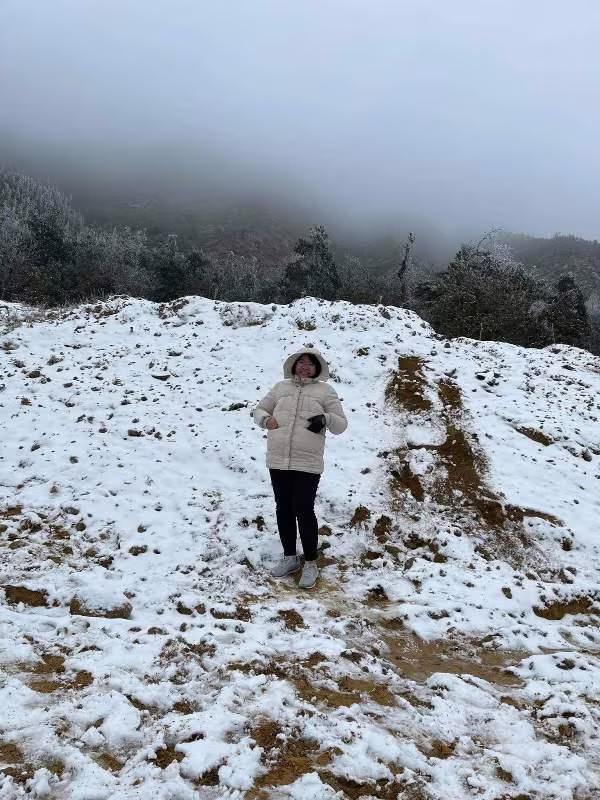 Những ngày qua, du khách dồn dập đổ về Lào Cai để "săn" tuyết Những ngày qua, du khách dồn dập đổ về Lào Cai để "săn" tuyết