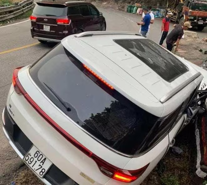 Hiện trường chiếc ô tô bị lật trên đèo Bảo Lộc làm 1 cháu bé tử vong