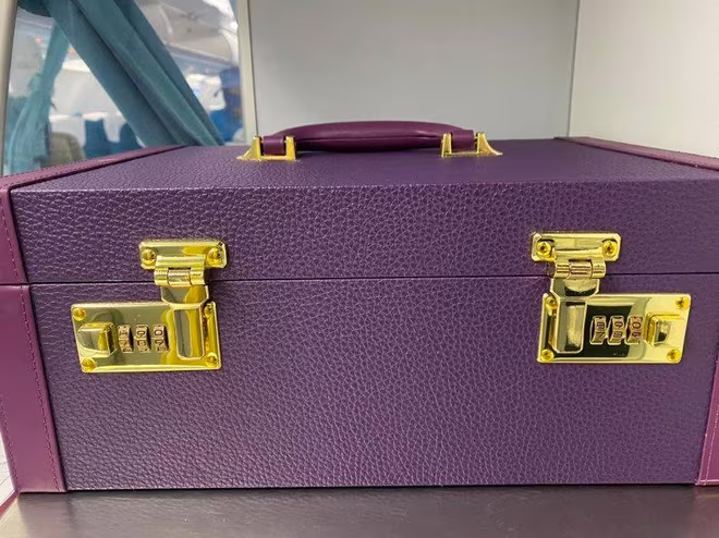 Hộp hành lý xách tay khách bỏ quên trên máy bay