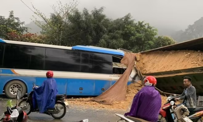 Hiện trường vụ xe khách và xe tải đâm nhau làm 3 người chết Hiện trường vụ xe khách và xe tải đâm nhau làm 3 người chết