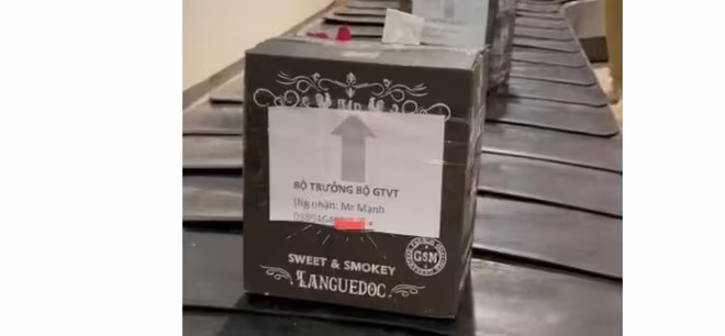 Những kiện hàng được gửi theo dạng hành lý ký gửi xuất hiện tại băng chuyền sân bay Tân Sơn Nhất với người gửi là Bộ trưởng Bộ GTVT