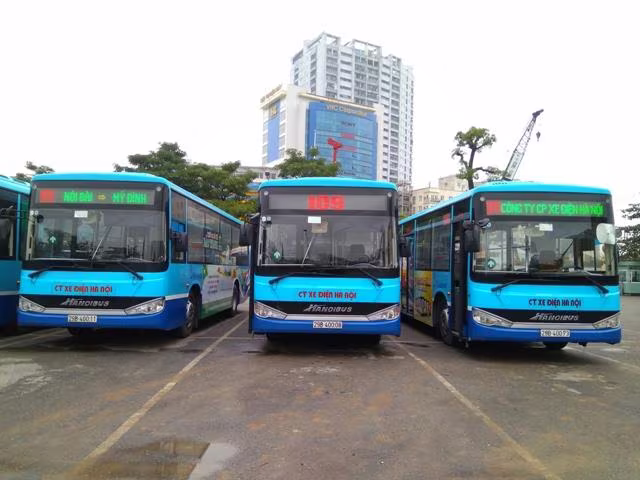 Sau nhiều tháng nằm “đắp chiếu”, đúng 6h sáng nay các tuyến buýt trên địa bàn TP Hà Nội vận hành trở lại Sau nhiều tháng nằm “đắp chiếu”, đúng 6h sáng nay các tuyến buýt trên địa bàn TP Hà Nội vận hành trở lại