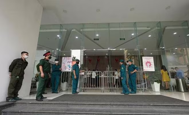 Tòa nhà 27 Lê Văn Lương nơi hai vợ chồng sinh sống đã bị phong tỏa Tòa nhà 27 Lê Văn Lương nơi hai vợ chồng sinh sống đã bị phong tỏa