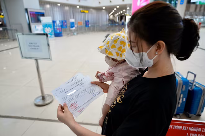 Nhiều ý kiến đề nghị bỏ quy định xét nghiệm Covid-19 đối với trẻ em dưới 12 tuổi khi di chuyển bằng máy bay Nhiều ý kiến đề nghị bỏ quy định xét nghiệm Covid-19 đối với trẻ em dưới 12 tuổi khi di chuyển bằng máy bay