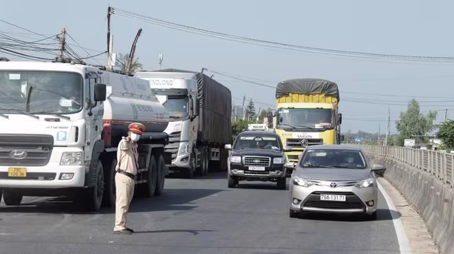 Bộ NN&amp;PTNT đề xuất các tỉnh, thành ưu tiên tháo gỡ cho xe tải chở nguyên liệu phục vụ sản xuất nông nghiệp qua các chốt kiểm soát