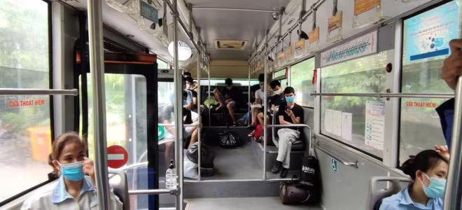 Các công dân đều chấp hành nghiêm theo sự hướng dẫn của cơ quan y tế để khẩn trương lên xe buýt trở về địa phương