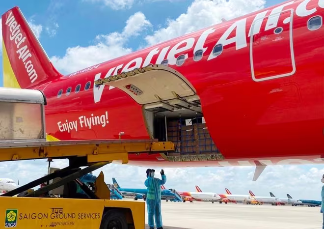Tàu bay Vietjet mang theo 200 máy thở cao cấp, hiện đại từ Đức hạ cánh tại sân bay Tân Sơn Nhất sáng 13/8