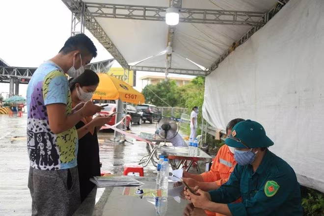 Nhiều lái xe phải dừng lại kê khai, cập nhật lại thông tin trên phần mềm cấp mã QR code Nhiều lái xe phải dừng lại kê khai, cập nhật lại thông tin trên phần mềm cấp mã QR code