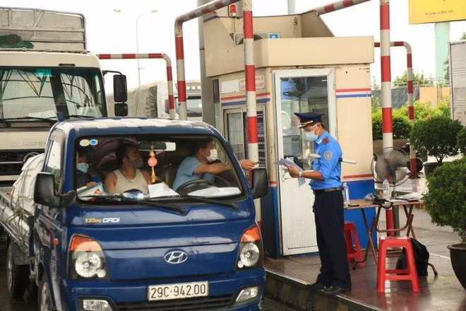 Trạm thu phí Pháp Vân chỉ mở 2 làn/8 làn 1 chiều nên vào giờ cao điểm lưu lượng tăng cao cũng gây tắc nghẽn Trạm thu phí Pháp Vân chỉ mở 2 làn/8 làn 1 chiều nên vào giờ cao điểm lưu lượng tăng cao cũng gây tắc nghẽn