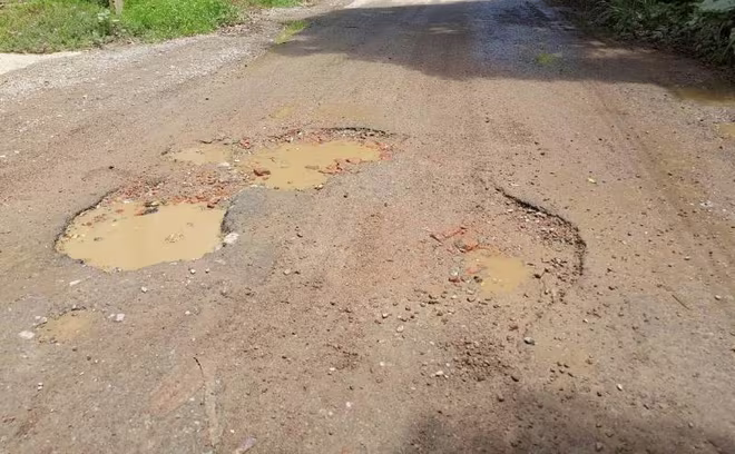 Đường vào khu xử lý rác thải Xuân Sơn đoạn qua địa bàn xã Tản Lĩnh, Ba Vì “ổ goi, ổ gà” chặng chịt Đường vào khu xử lý rác thải Xuân Sơn đoạn qua địa bàn xã Tản Lĩnh, Ba Vì “ổ goi, ổ gà” chặng chịt