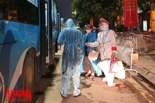 Người dân ở ngõ 328 và 330 Nguyễn Trãi đi cách ly tập trung vào đầu tháng 9 vừa qua Người dân ở ngõ 328 và 330 Nguyễn Trãi đi cách ly tập trung vào đầu tháng 9 vừa qua