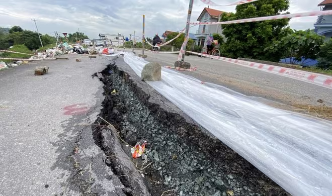 Đê sông Đáy đoạn qua địa bàn huyện Quốc Oai cũng đang bị nứt toác Đê sông Đáy đoạn qua địa bàn huyện Quốc Oai cũng đang bị nứt toác